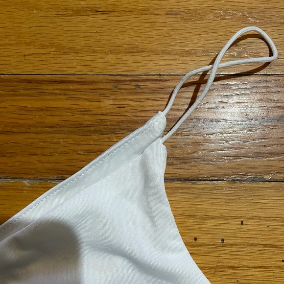 One shoulder white crop top size medium - Picture 2 of 4